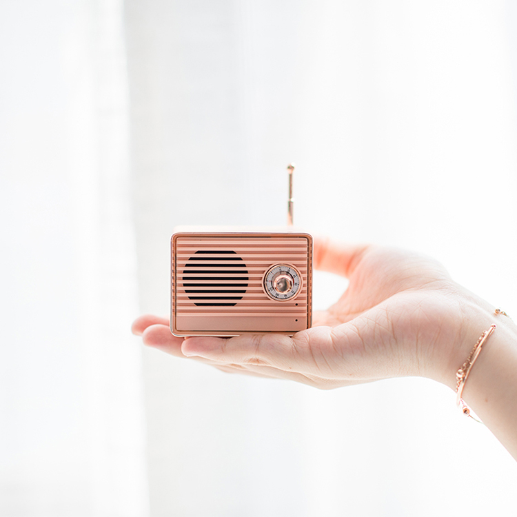 D7 new mini retro wireless speaker outdoor noise reduction portable audio